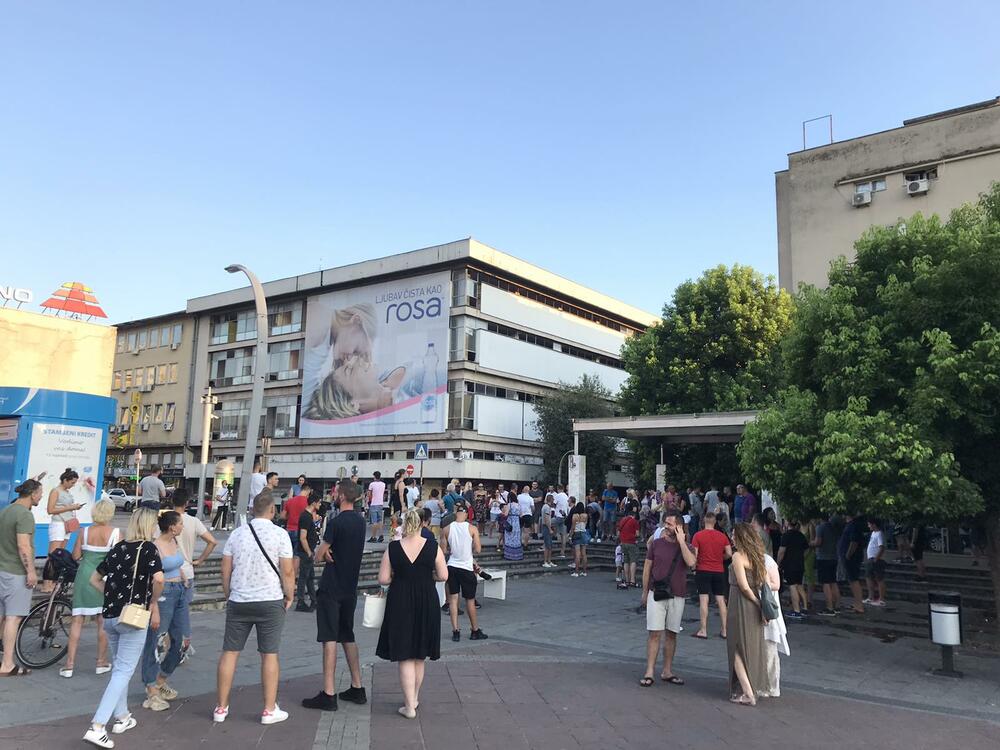 <p>Grupa građana se okupila oko 19 časova i prošetala ulicama u centru grada</p>