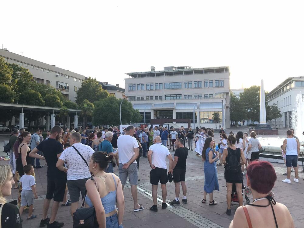 <p>Grupa građana se okupila oko 19 časova i prošetala ulicama u centru grada</p>