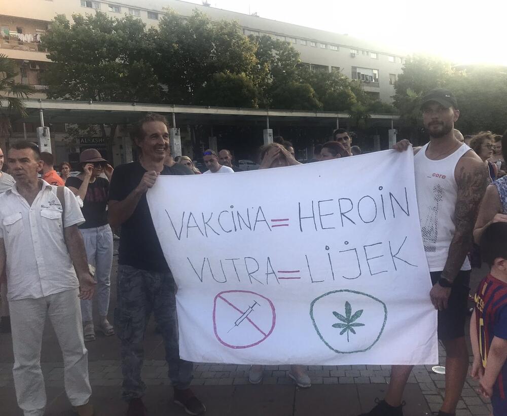 <p>Grupa građana se okupila oko 19 časova i prošetala ulicama u centru grada</p>