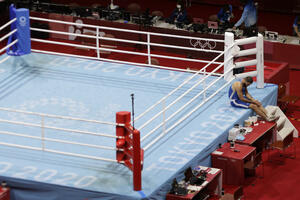 Francuski bokser sjedio u ringu iz protesta zbog diskvalifikacije