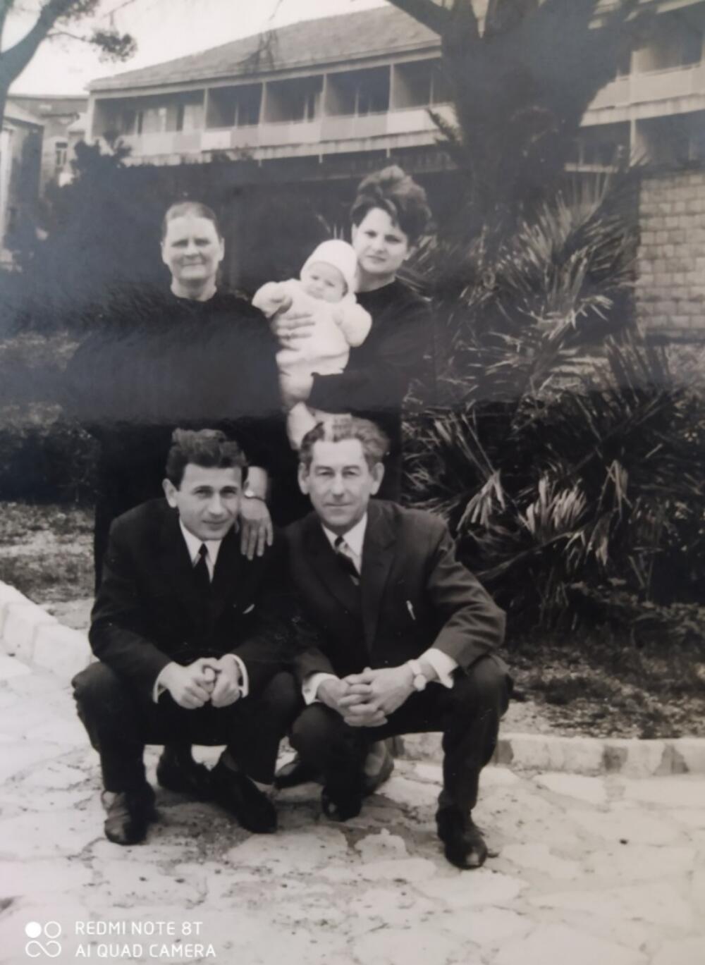 Milan Španović sa ocem, majkom, suprugom i starijim sinom u Tivtu