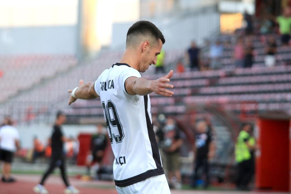Dejan Zarubica slavi odlučujući gol protiv Universitatee iz Krajove, Foto: Laci FC