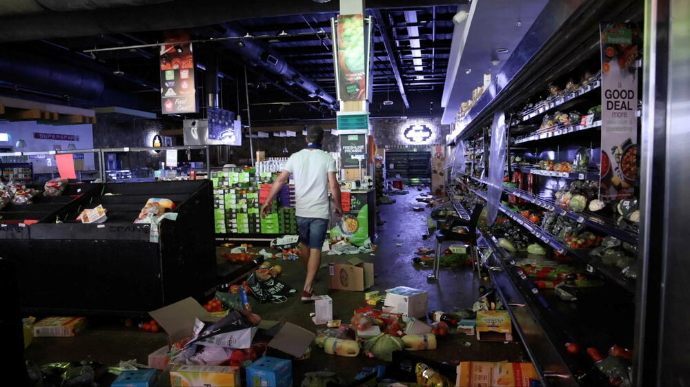 Protesti u Južnoj Africi prerasli u masovne pljačke radnji, Foto: Rojters