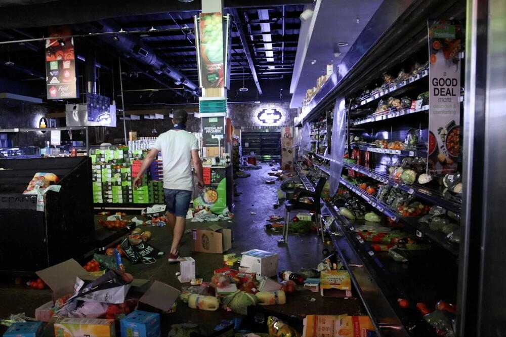 Protesti u Južnoj Africi prerasli u masovne pljačke radnji, Foto: Rojters