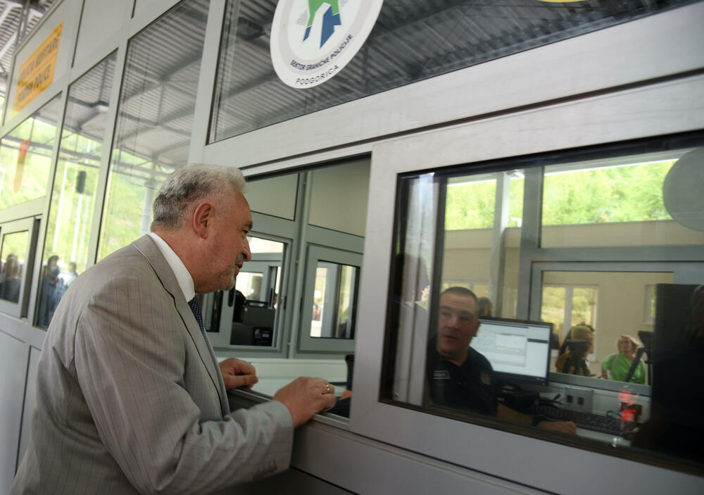 <p>Potpredsjednik Vlade Dritan Abazović na Tviteru je napisao da je granični prelaz nova šansa za razvoj sjevera Crne Gore i bolje povezivanje ljudi</p>