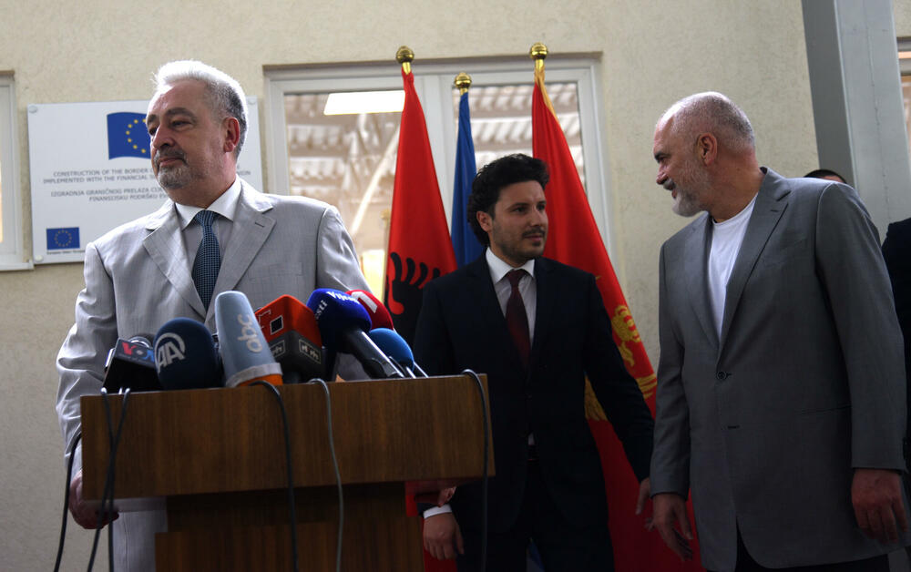 <p>Potpredsjednik Vlade Dritan Abazović na Tviteru je napisao da je granični prelaz nova šansa za razvoj sjevera Crne Gore i bolje povezivanje ljudi</p>