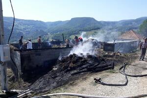 Bijelo Polje: U požaru izgorjelo sijeno i krovna konstrukcija štale