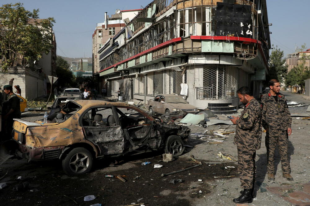 Pripadnici afganistanskih snaga sigurnosti čuvaju stražu na mjestu eksplozije automobila-bombe u Kabulu, Foto: REUTERS