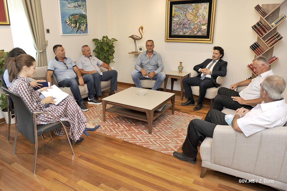 Abazović sa mještanima Botuna, Foto: Vlada Crne Gore/Zoran Đurić