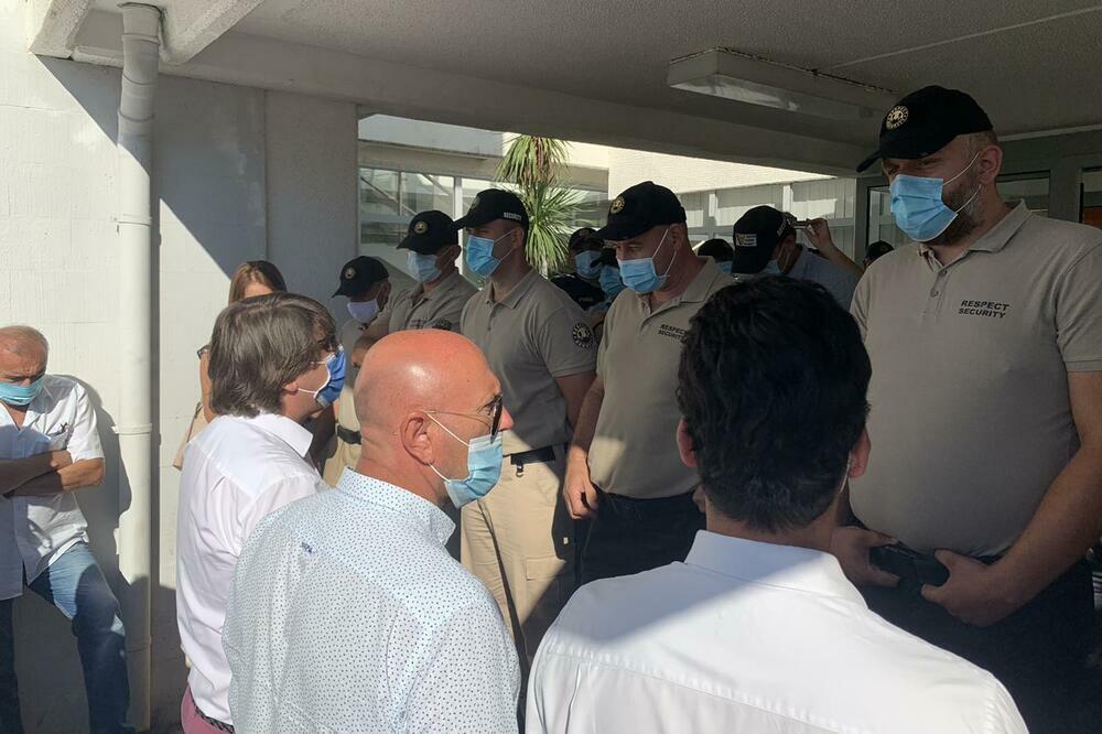 Vuk Mišković “čuvao” Opštinu, pa dobio posao odmah posle avgustovskih izbora (prvi zdesna), Foto: Vuk Lajović