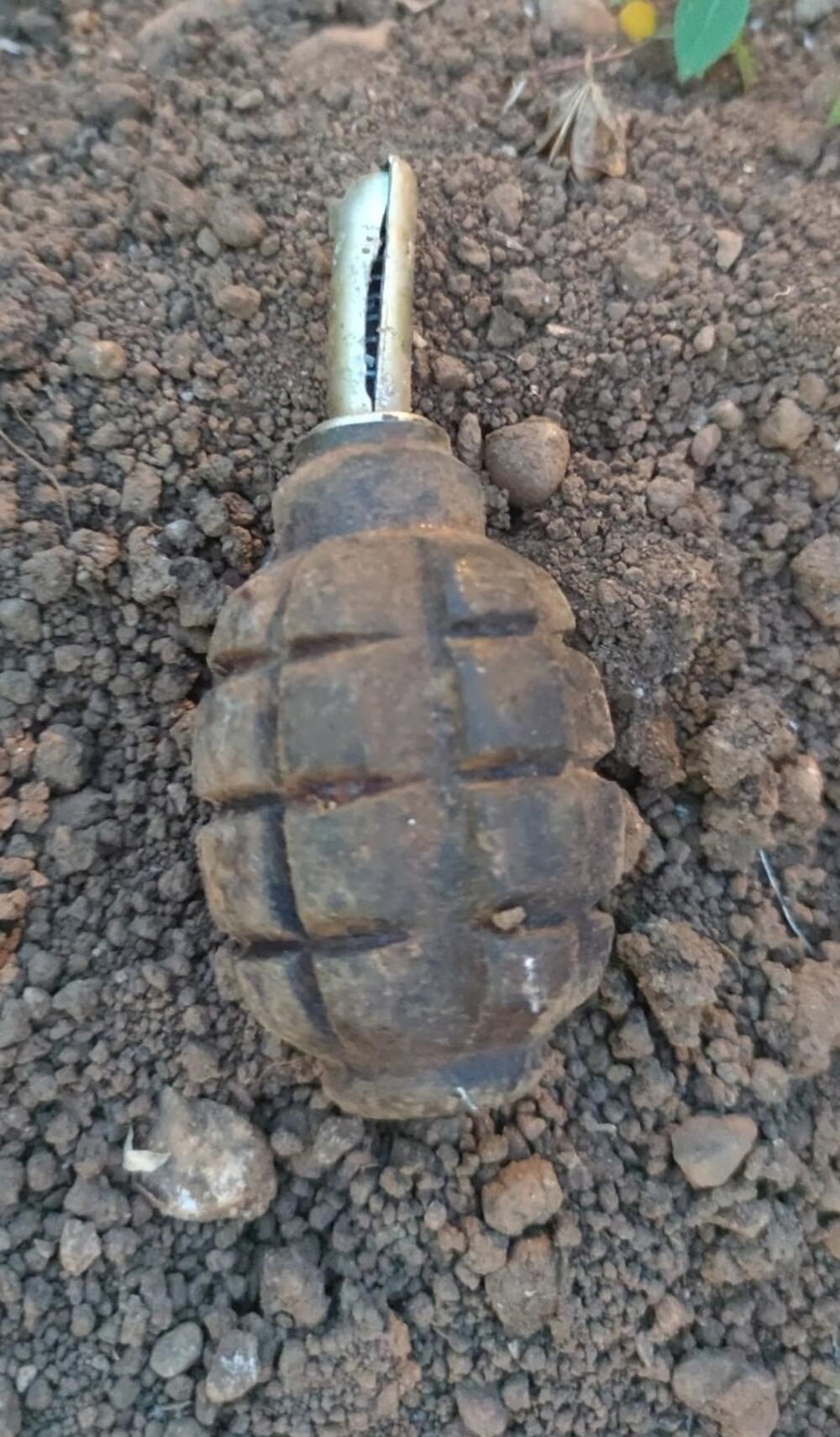 Ručna bomba pronađena u dvorištu kuće
