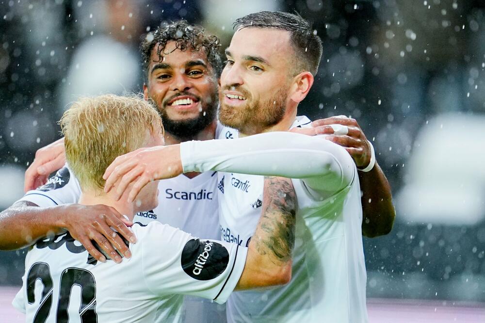 Dao 12 golova na posljednjih osam mečeva: Dino Islamović u zagrljaju saigrača, Foto: rbk.no