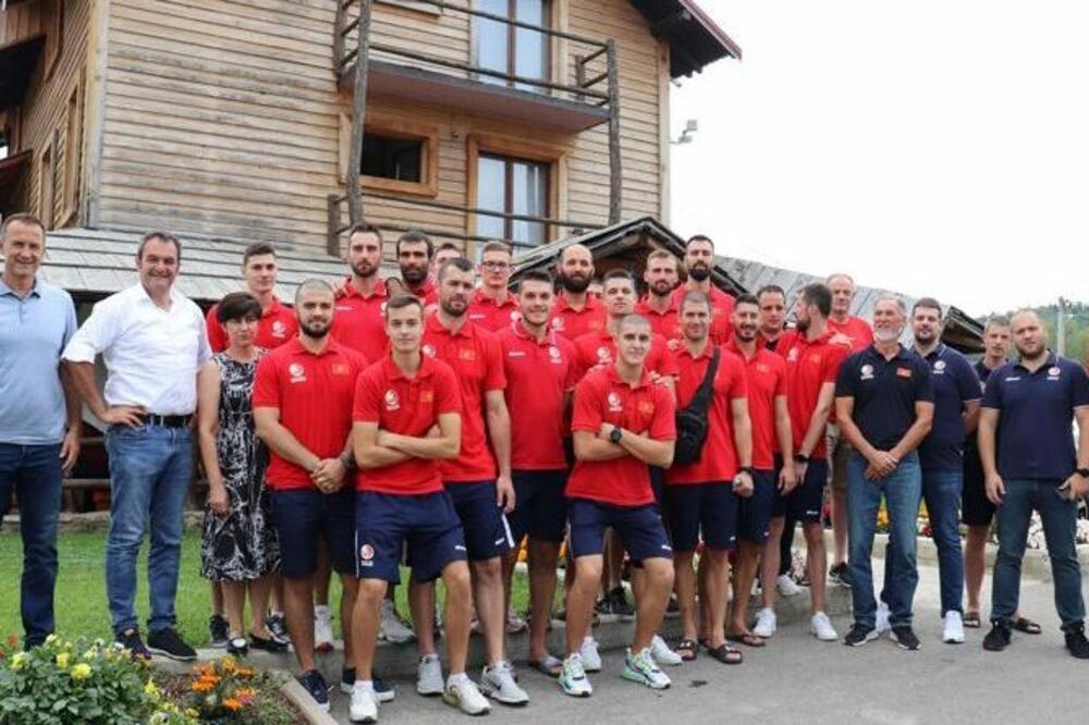 Odbojkaši reprezentacije sa predsjednikom pljevaljske opštine, Foto: Opština Pljevlja