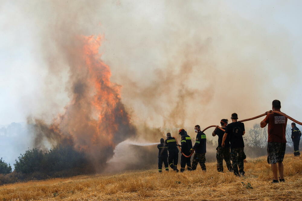 Vatrogasci i dobrovoljci u Agios Stefanosu, sjeverno od Atine, Foto: COSTAS BALTAS