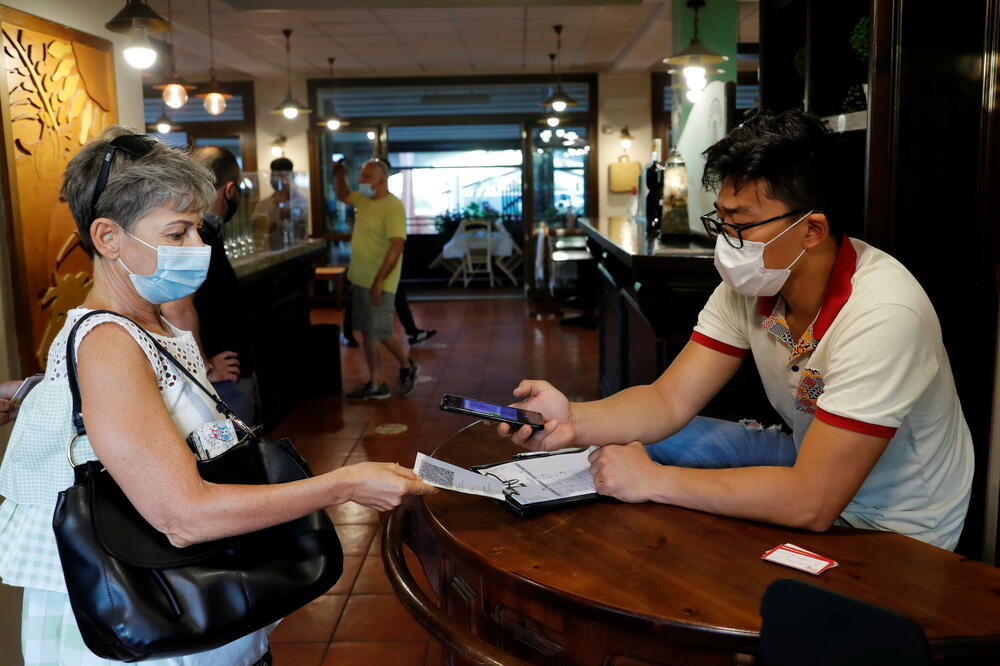 Provjera sanitarne propusnice u piceriji u Rimu, Foto: REMO CASILLI