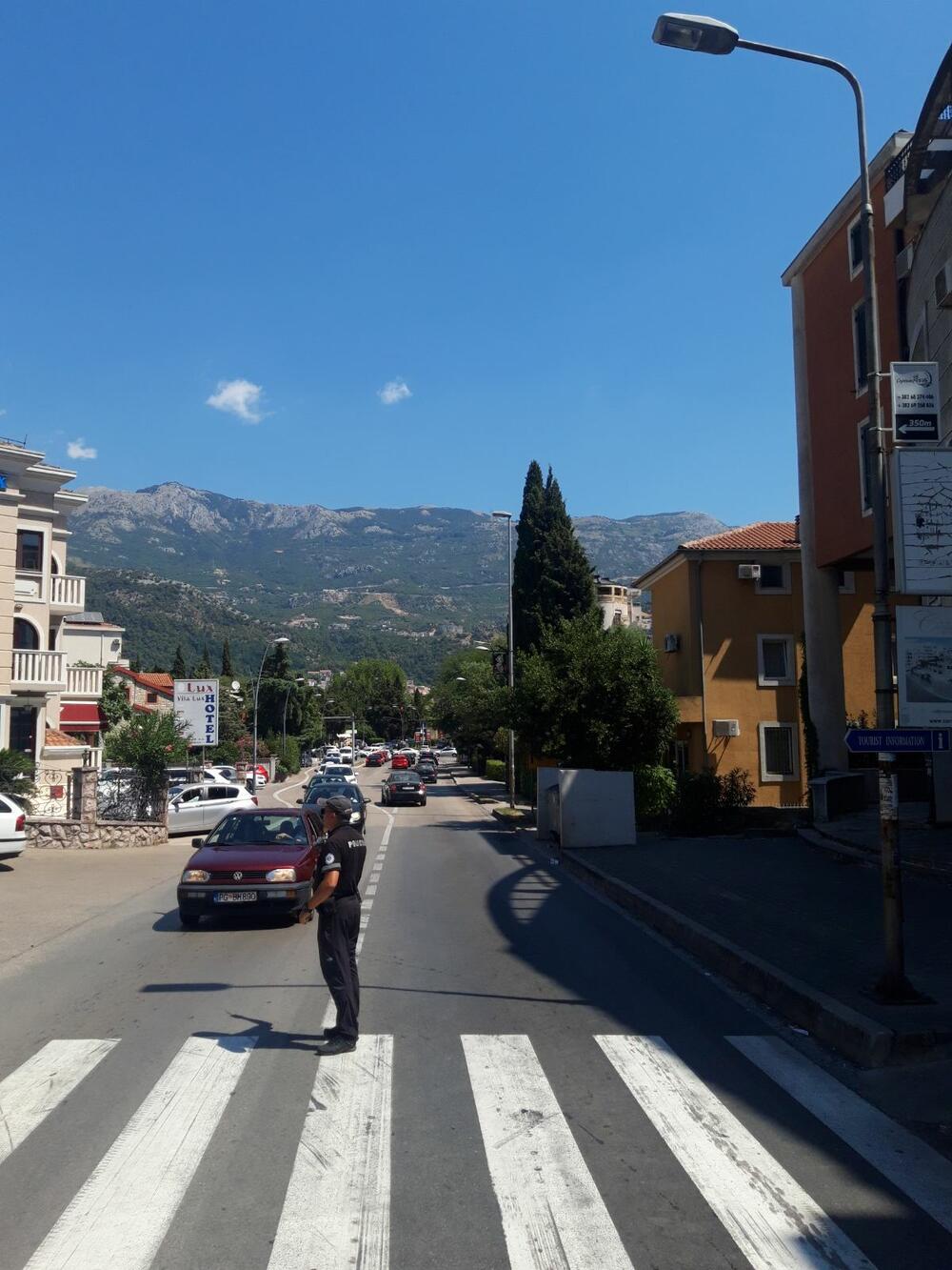 <p>Kolone kod tunela sozina, saobraćaj u zastoju i na ulazu u Budvu</p>