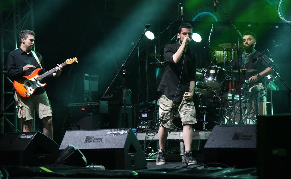 <p>Zečević kazao da su pokazali da se i u dobra korone može uspješno organizovati festival</p>