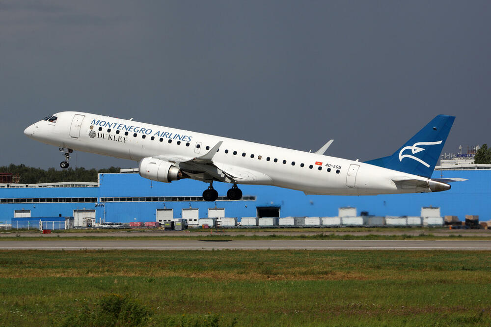 Avion 4O-AOB dok je letio za Montenegro erlajns, Foto: Shutterstock