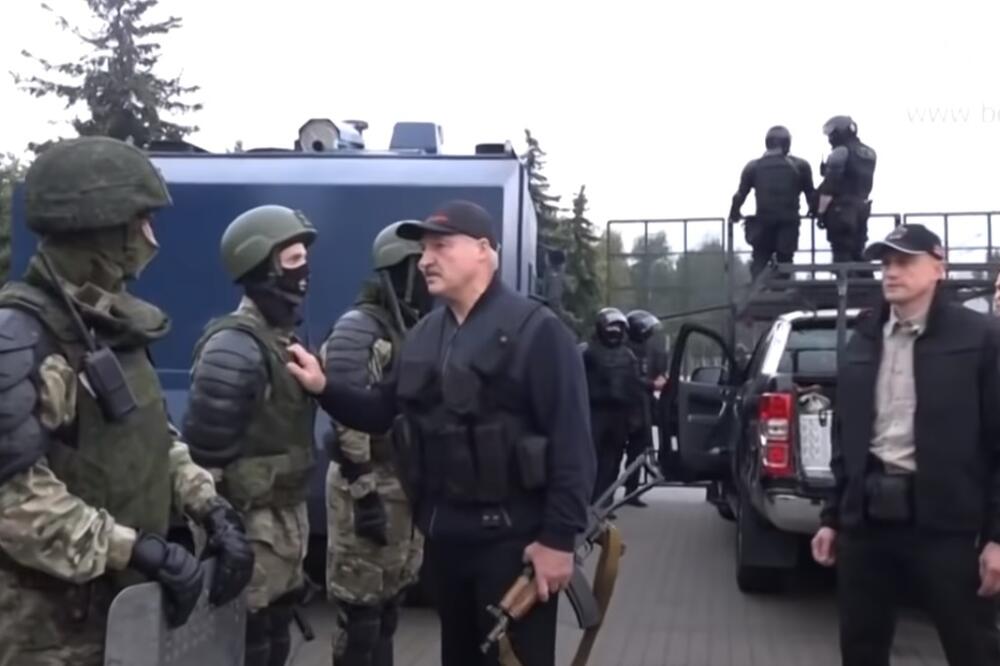 Lukašenko sa "kalašnjikovim" u ruci, Foto: Screenshot/Youtube