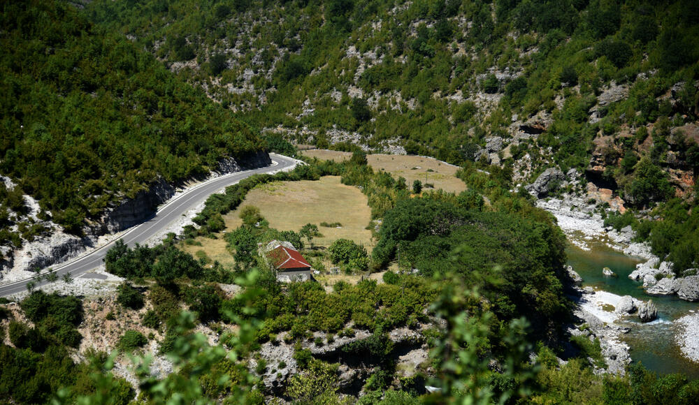 <p>Otvaranjem graničnog prelaza Zatrijebačka Cijevna, Gusinje je postalo najbliža opština sa sjevera Podgorici, a ne najdalja, ako se putuje preko Crne Gore</p>