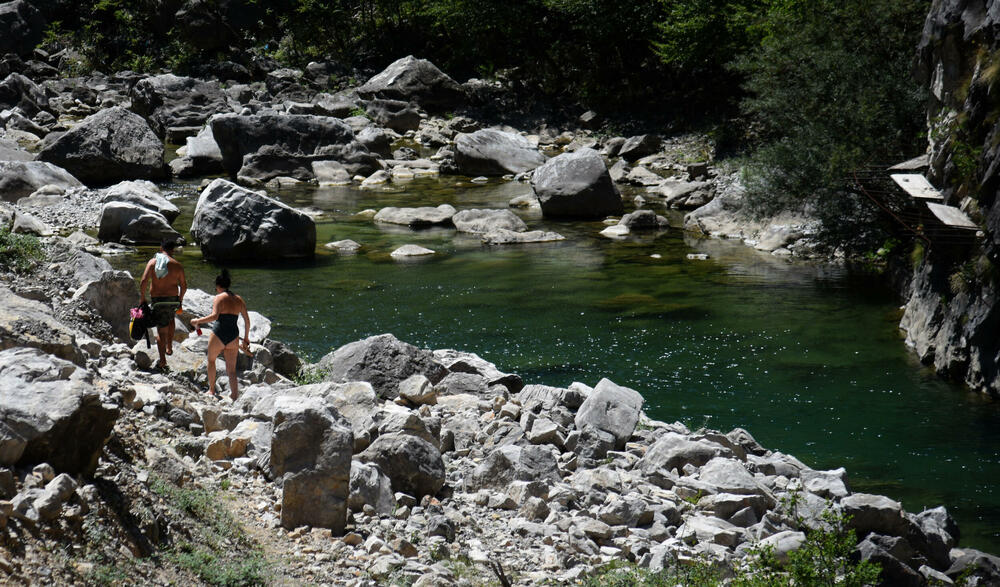 <p>Otvaranjem graničnog prelaza Zatrijebačka Cijevna, Gusinje je postalo najbliža opština sa sjevera Podgorici, a ne najdalja, ako se putuje preko Crne Gore</p>