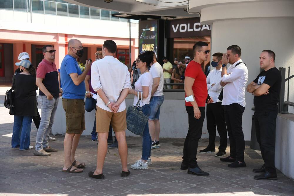 <p>"Posljednjim mjerama predviđeno je da samo zaposleni u sektoru ugostiteljstva moraju da budu vakcinisani i da u prostor ugostiteljskog objekta mogu da uđu samo vakcinisane osobe. Ni za jedan drugi zatvoreni objekat to ne važi", rekao je Buzdovan<br /> </p>