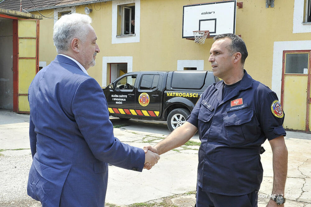 Krivokapić i v.d. direktora Službe zaštite i spašavanje Nikšić Slavko Tadić, Foto: Gov.me