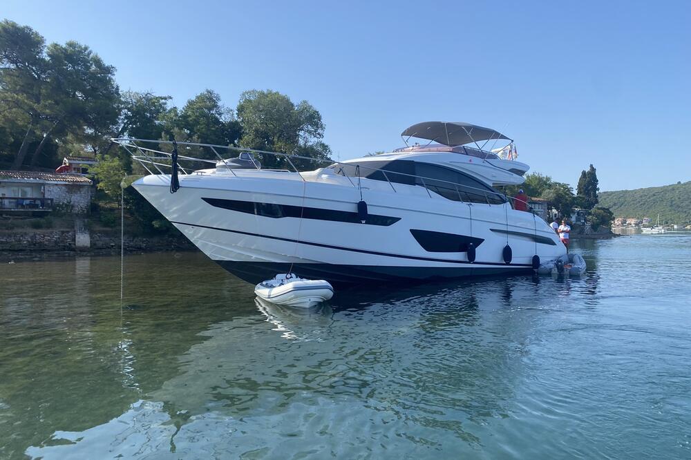 Nasukana jahta u plićaku tjesnaca Ralo, Foto: UPSUL