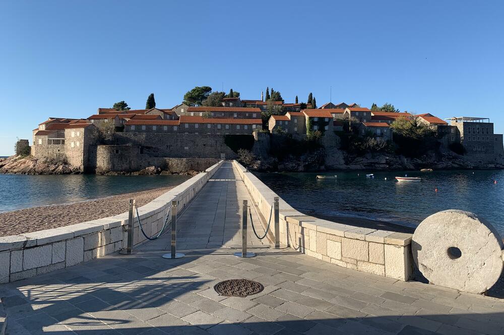 edini posao ove firme je da nadzire zakupca i naplaćuje kiriju: Sveti Stefan, Foto: Vuk Lajović