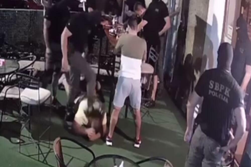 Policajac gazi Roganovića: Detalj sa snimka