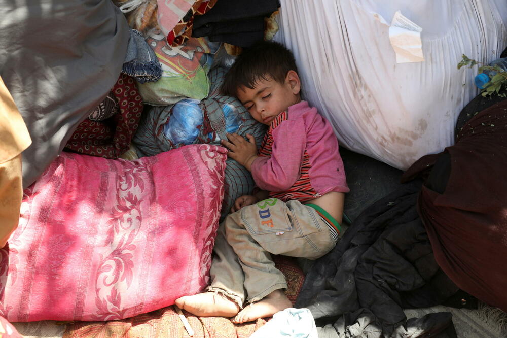 Djeca raseljena iz sjevernih provincija spavaju u parku u Kabulu, Foto: STRINGER