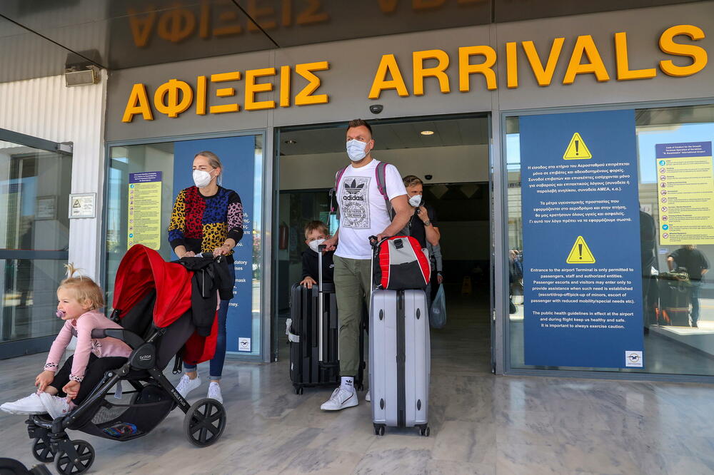 Turisti na aerodromu Iraklion na grčkom ostrvu Krit, Foto: STEFANOS RAPANIS