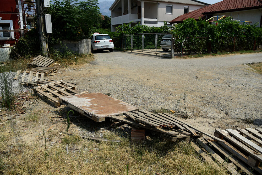 Postavljene palete u Ulici Veljka Jankovića, Foto: Luka Zekovic