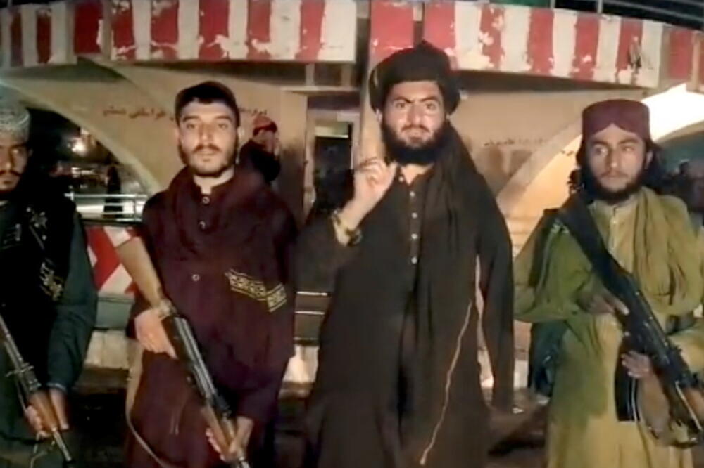 Talibani snimaju poruku nakon zauzimanja Pul-e- Kumrija, Foto: TALIBAN HANDOUT