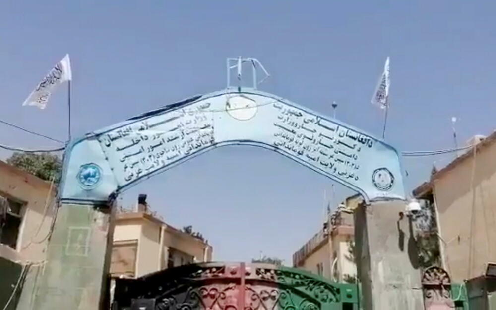 Zastave talibana ispred sjedišta policije u Gazniju