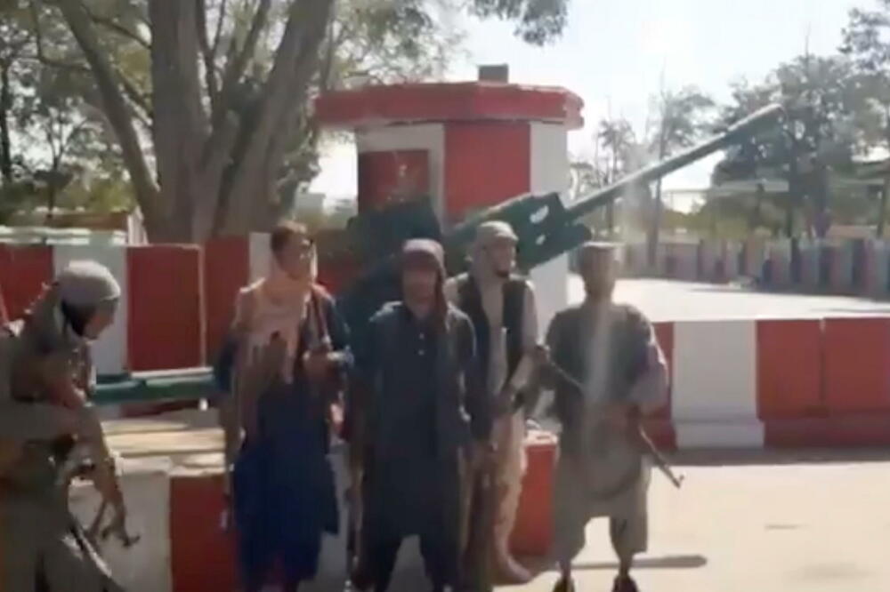 Talibanski borci na raskrsnici puteva u gradu Gazni, Foto: Reuters