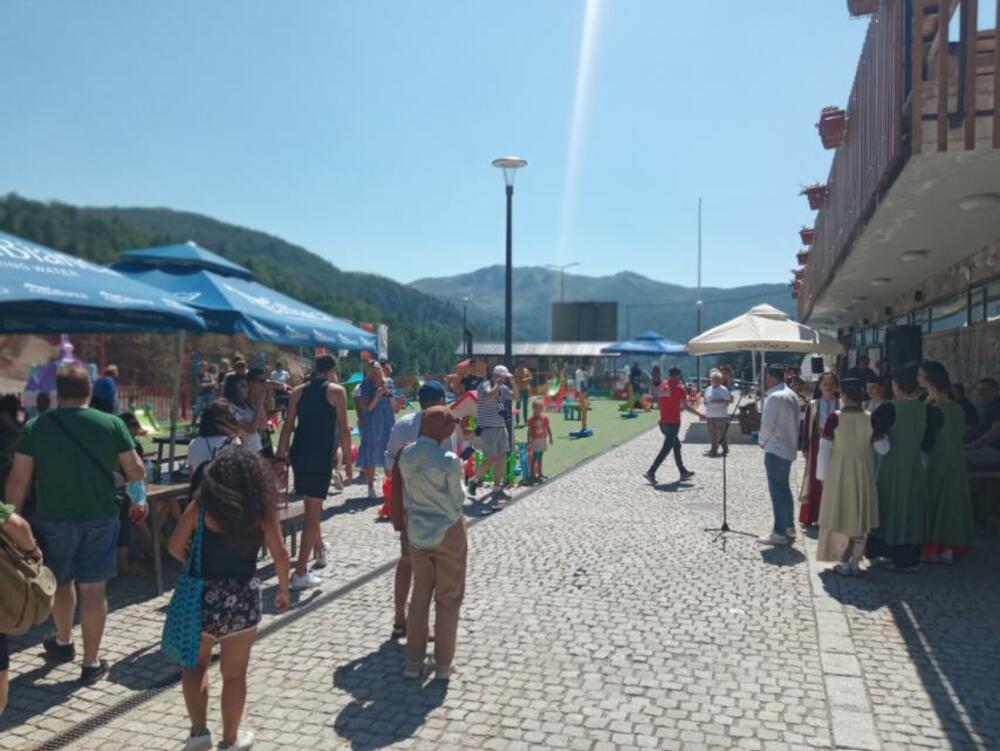 <p>Dio svog repertoara predstavila je i ženska pjevačka grupa "Đude"</p>