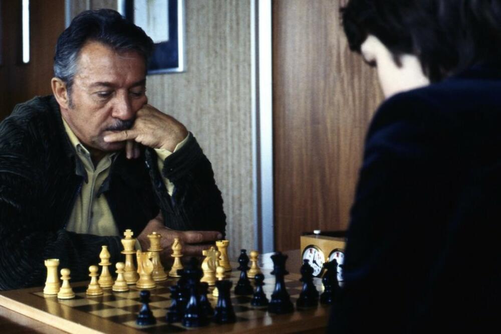 Svetozar Gligorić razmišlja koji će naredni potez da povuče protiv britanskog šahiste Najdžela Šorta, Foto: BBC