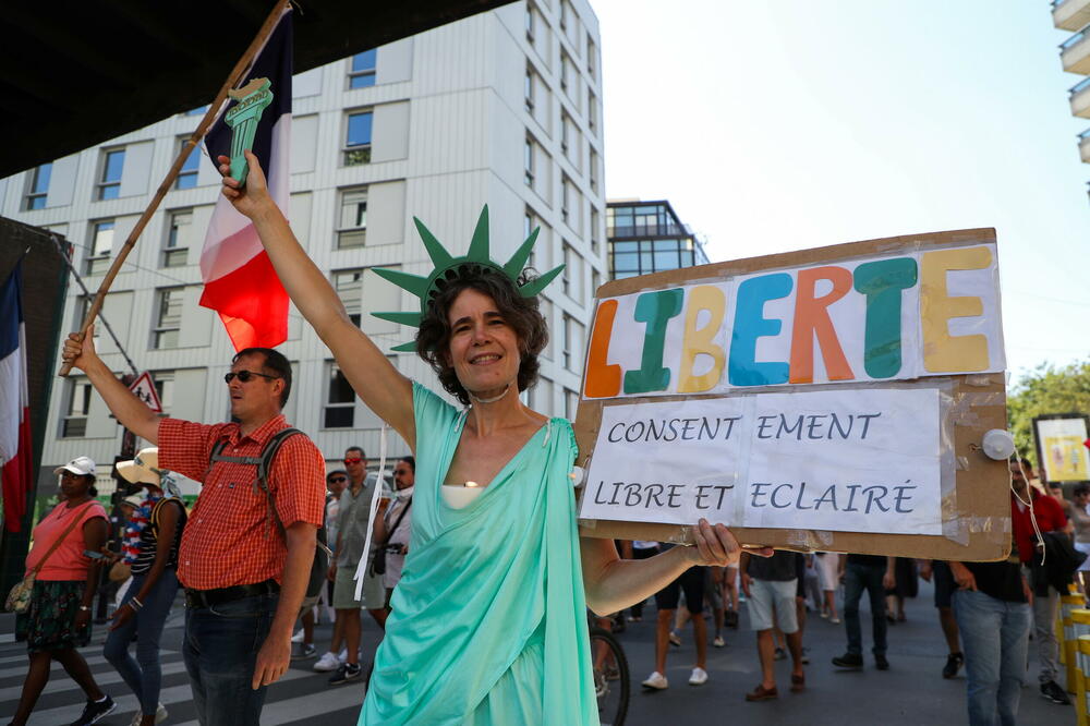 Sa protesta protiv uvođenja pasoša za vakcinisane u Parizu, Foto: Reuters
