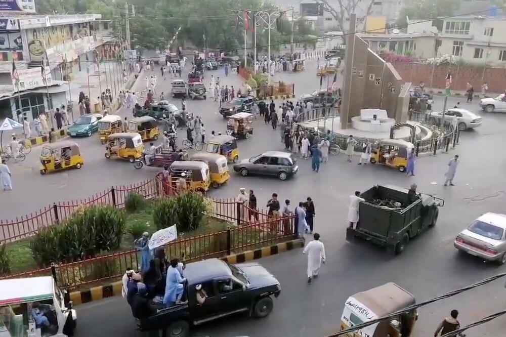 Patrole militanata na ulicama Džalalabada, Foto: Reuters