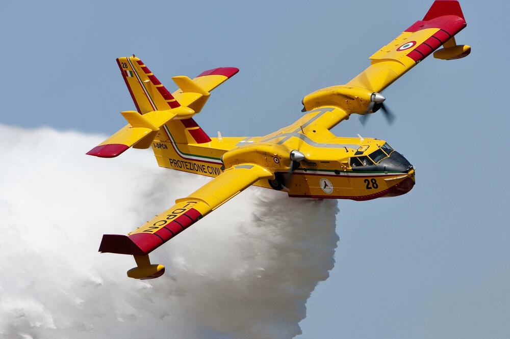 Jedan hrvatski par ovih aviona prije četiri godine za tri sata ugasio je veliki požar na Luštici: “Canadair” u akciji, Foto: www.vikingair.com