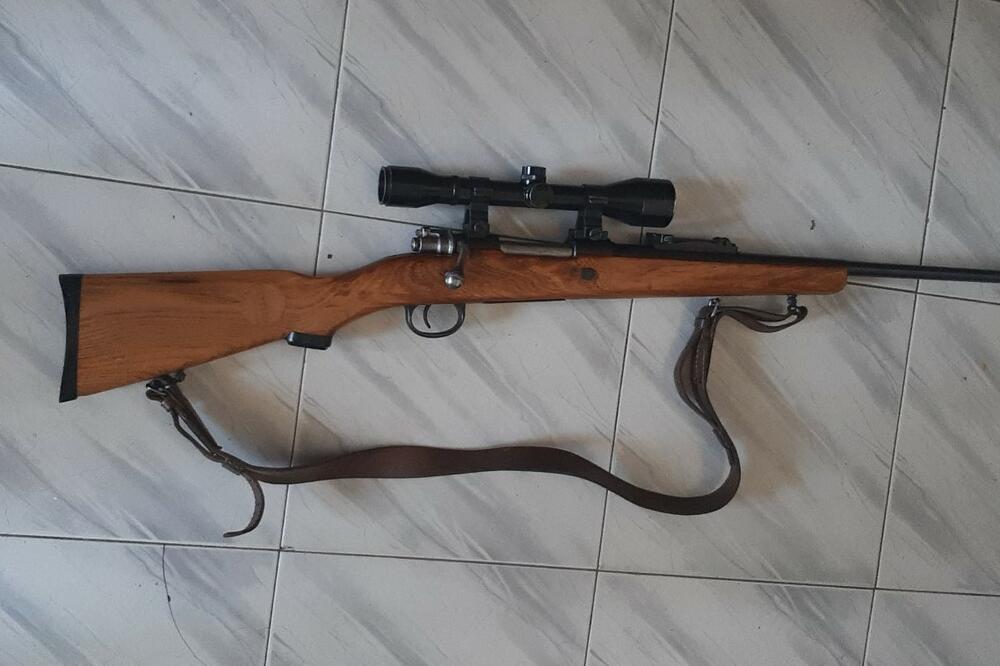 Oduzeti karabin, Foto: Uprava policije