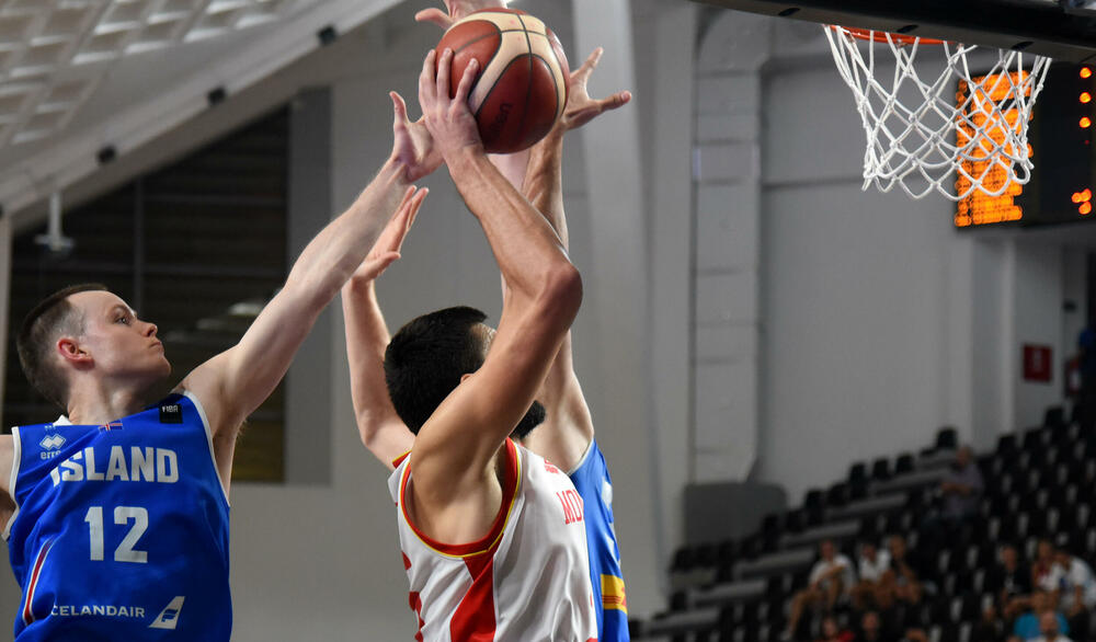 <p>Crnogorski košarkaši dobili Island 82:80 (27:25, 14:21, 20:25, 21:9), izborili prvo mjesto u pretkvalifikacionom "balonu" i plasirali se u kvalifikacije za SP</p>
