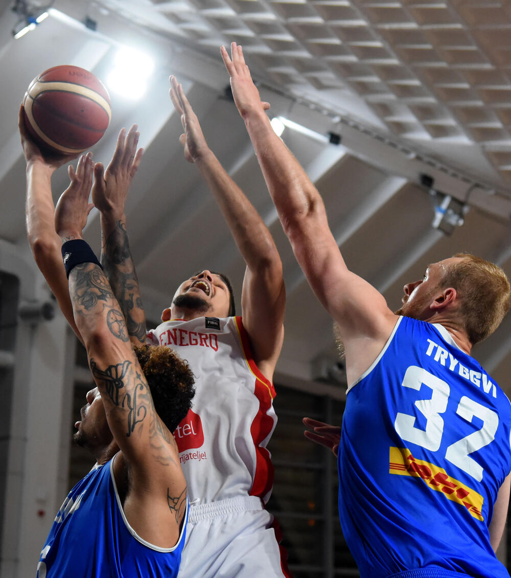 <p>Crnogorski košarkaši dobili Island 82:80 (27:25, 14:21, 20:25, 21:9), izborili prvo mjesto u pretkvalifikacionom "balonu" i plasirali se u kvalifikacije za SP</p>