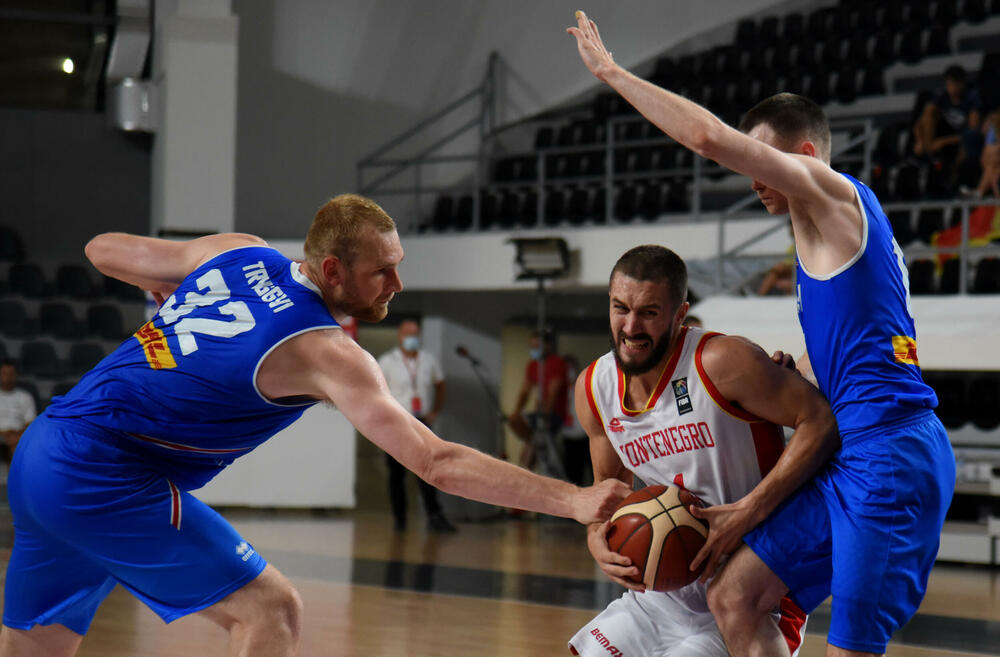 <p>Crnogorski košarkaši dobili Island 82:80 (27:25, 14:21, 20:25, 21:9), izborili prvo mjesto u pretkvalifikacionom "balonu" i plasirali se u kvalifikacije za SP</p>