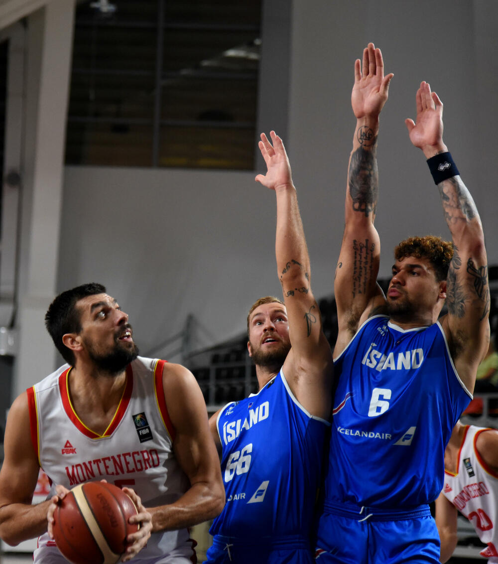 <p>Crnogorski košarkaši dobili Island 82:80 (27:25, 14:21, 20:25, 21:9), izborili prvo mjesto u pretkvalifikacionom "balonu" i plasirali se u kvalifikacije za SP</p>