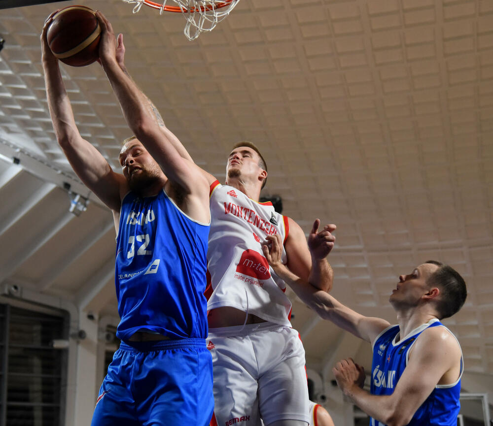 <p>Crnogorski košarkaši dobili Island 82:80 (27:25, 14:21, 20:25, 21:9), izborili prvo mjesto u pretkvalifikacionom "balonu" i plasirali se u kvalifikacije za SP</p>