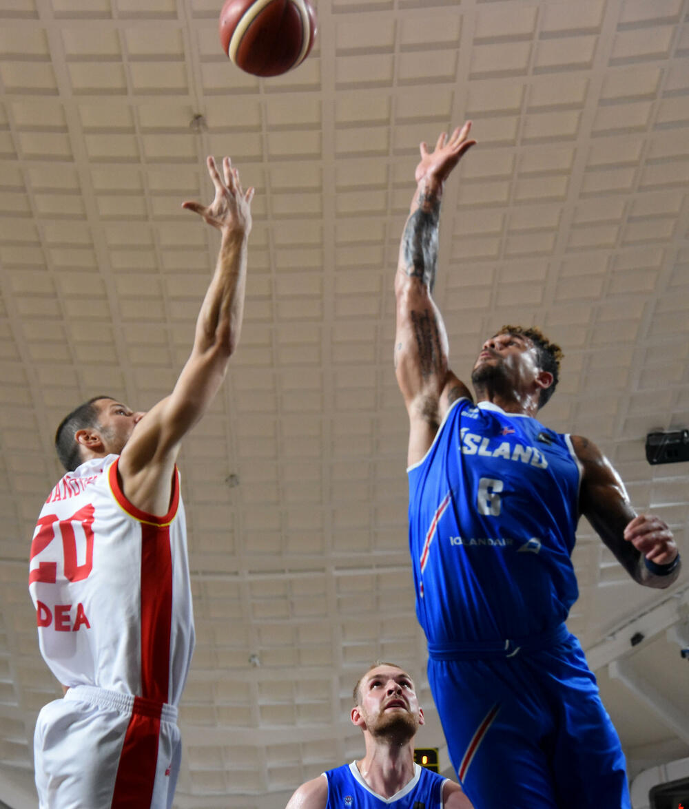 <p>Crnogorski košarkaši dobili Island 82:80 (27:25, 14:21, 20:25, 21:9), izborili prvo mjesto u pretkvalifikacionom "balonu" i plasirali se u kvalifikacije za SP</p>