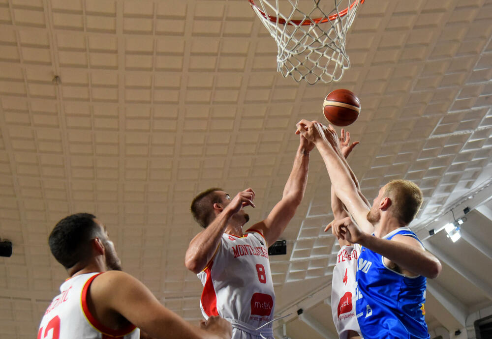 <p>Crnogorski košarkaši dobili Island 82:80 (27:25, 14:21, 20:25, 21:9), izborili prvo mjesto u pretkvalifikacionom "balonu" i plasirali se u kvalifikacije za SP</p>