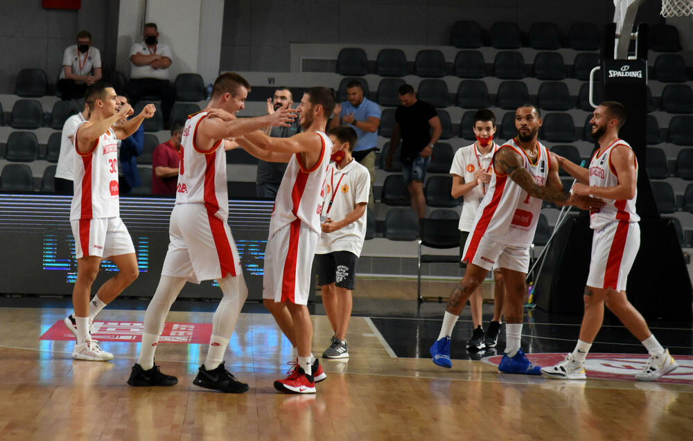 <p>Crnogorski košarkaši dobili Island 82:80 (27:25, 14:21, 20:25, 21:9), izborili prvo mjesto u pretkvalifikacionom "balonu" i plasirali se u kvalifikacije za SP</p>